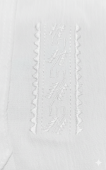 El conjunto perfecto para que los más jóvenes disfruten del calor con elegancia. Confeccionado en tejido ligero y transpirable (tipo algodón o lino), es ideal para bodas en la playa, vacaciones o cualquier evento de verano. ¡Elige su bordado favorito! La camisa presenta un diseño de cuello mao con detalle de cordones rústicos, disponible en tres estilos exclusivos: Mar Caribe: Bordado geométrico en vibrantes tonos azules, turquesas y ocres. Fiesta Tropical: Bordado étnico y alegre en tonos de rojo y arcoíris. Elegancia Pura: Bordado discreto tono sobre tono (blanco) con motivos vegetales. El pantalón cómodo y de corte relajado completa este look fresco y distinguido.