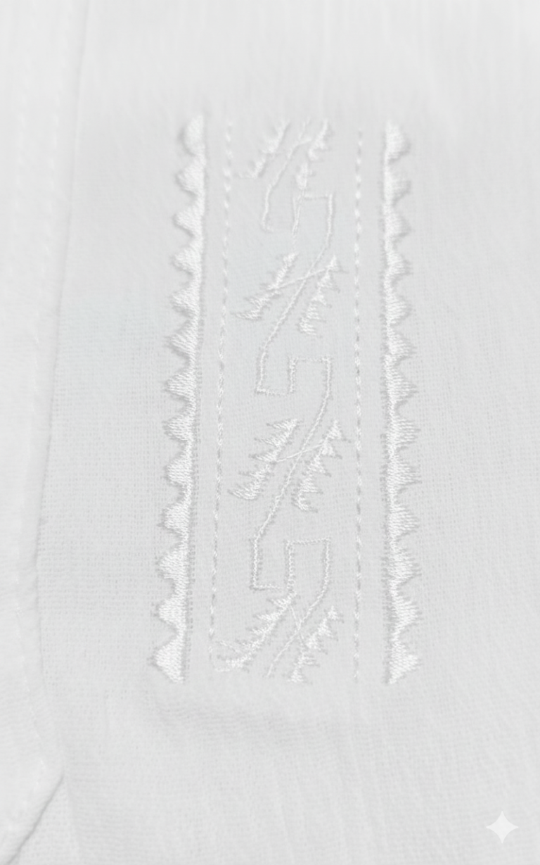 El conjunto perfecto para que los más jóvenes disfruten del calor con elegancia. Confeccionado en tejido ligero y transpirable (tipo algodón o lino), es ideal para bodas en la playa, vacaciones o cualquier evento de verano. ¡Elige su bordado favorito! La camisa presenta un diseño de cuello mao con detalle de cordones rústicos, disponible en tres estilos exclusivos: Mar Caribe: Bordado geométrico en vibrantes tonos azules, turquesas y ocres. Fiesta Tropical: Bordado étnico y alegre en tonos de rojo y arcoíris. Elegancia Pura: Bordado discreto tono sobre tono (blanco) con motivos vegetales. El pantalón cómodo y de corte relajado completa este look fresco y distinguido.