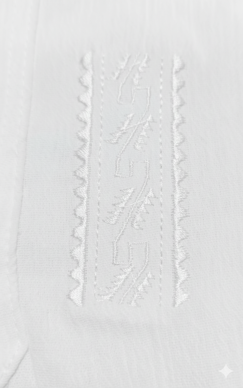 El conjunto perfecto para que los más jóvenes disfruten del calor con elegancia. Confeccionado en tejido ligero y transpirable (tipo algodón o lino), es ideal para bodas en la playa, vacaciones o cualquier evento de verano. ¡Elige su bordado favorito! La camisa presenta un diseño de cuello mao con detalle de cordones rústicos, disponible en tres estilos exclusivos: Mar Caribe: Bordado geométrico en vibrantes tonos azules, turquesas y ocres. Fiesta Tropical: Bordado étnico y alegre en tonos de rojo y arcoíris. Elegancia Pura: Bordado discreto tono sobre tono (blanco) con motivos vegetales. El pantalón cómodo y de corte relajado completa este look fresco y distinguido.