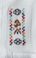 La elección ideal para los más pequeños del hogar. Este adorable conjunto de dos piezas está diseñado pensando en la piel sensible y la máxima libertad de movimiento de tu bebé. Confeccionado en tejido ligero y suave, garantiza que se mantenga fresco y cómodo en el clima cálido. La camisa tipo túnica facilita el vestir gracias a su cuello abierto de cordones, y el pantalón tiene una cintura elástica muy suave, perfecta para el uso de pañal y el juego activo. Un básico fresco y elegante para cualquier evento de día, paseo familiar o bautizo de verano.