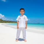 Este set de dos piezas es la elección esencial para que los más pequeños disfruten del verano con total libertad y un toque de elegancia boho. El tejido ligero y transpirable (tipo algodón o manta) mantiene a tu hijo fresco en el calor, siendo ideal para la playa, vacaciones o eventos familiares de día. La camisa presenta un diseño de cuello mao y un escote ajustable con cordones, permitiendo un vestir rápido y cómodo. El pantalón cuenta con un corte relajado que asegura la diversión sin restricciones. Un básico de verano imprescindible que combina confort y estilo. Ideal para: Edades preescolares y niños pequeños (3-6 años) que necesitan ropa cómoda y fresca.