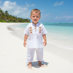 La elección ideal para los más pequeños del hogar. Este adorable conjunto de dos piezas está diseñado pensando en la piel sensible y la máxima libertad de movimiento de tu bebé. Confeccionado en tejido de algodón/manta ligero y suave, garantiza que se mantenga fresco y cómodo en el clima cálido. La camisa tipo túnica facilita el vestir gracias a su cuello abierto de cordones, y el pantalón tiene una cintura elástica muy suave, perfecta para el uso de pañal y el juego activo. Un básico fresco y elegante para cualquier evento de día, paseo familiar o bautizo de verano.