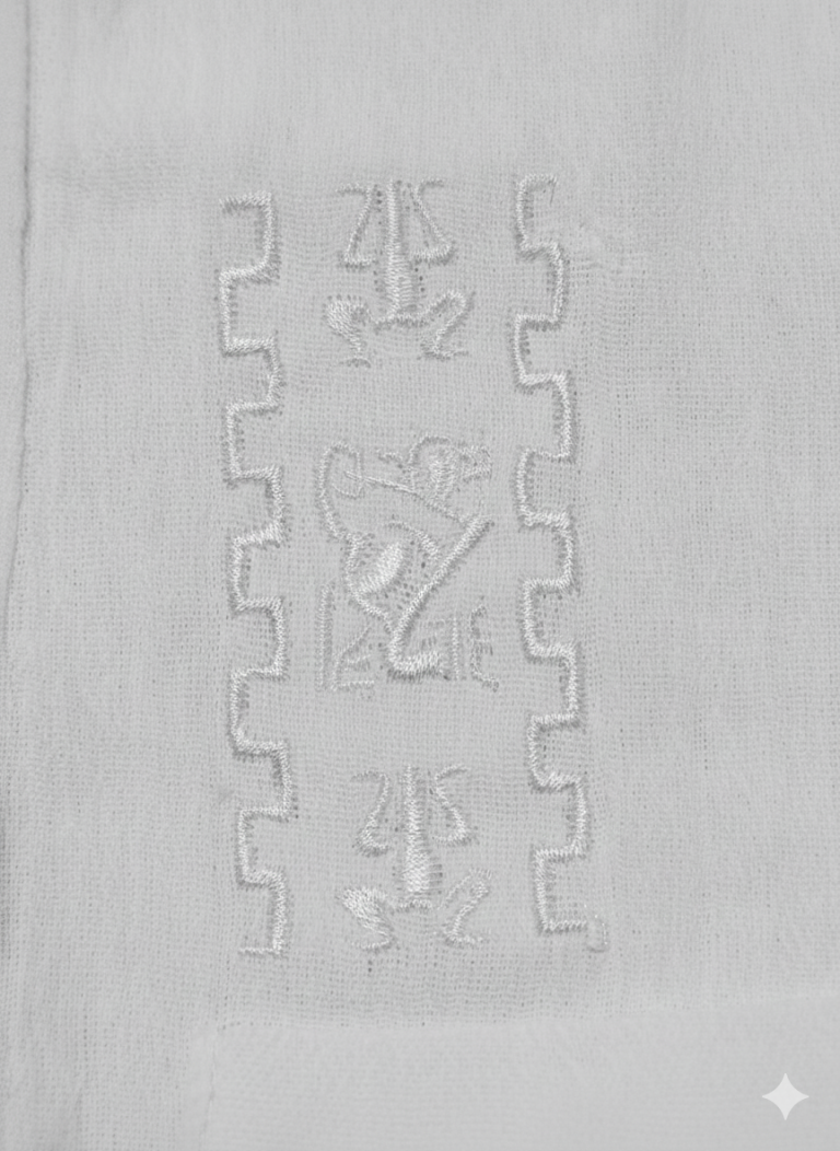 Este conjunto es ideal para los primeros eventos y paseos de tu pequeño. Pensado en su comodidad, famosa por su suavidad y transpirabilidad, perfecta para mantenerlo fresco y seco en climas cálidos. La camisa tipo túnica facilita el cambio de ropa gracias a su escote con cordones rústicos. El pantalón incluye una cintura elástica muy suave y un corte holgado, ideal para el pañal y para gatear o jugar libremente. Un look puro, fresco y elegante para bautizos, cumpleaños y fotos de vacaciones. Tallas: Diseñado para las tallas más pequeñas (2-3 años).