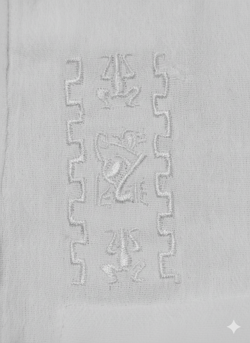 Este conjunto es ideal para los primeros eventos y paseos de tu pequeño. Pensado en su comodidad, famosa por su suavidad y transpirabilidad, perfecta para mantenerlo fresco y seco en climas cálidos. La camisa tipo túnica facilita el cambio de ropa gracias a su escote con cordones rústicos. El pantalón incluye una cintura elástica muy suave y un corte holgado, ideal para el pañal y para gatear o jugar libremente. Un look puro, fresco y elegante para bautizos, cumpleaños y fotos de vacaciones. Tallas: Diseñado para las tallas más pequeñas (2-3 años).