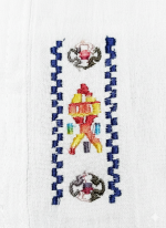 La prenda ideal para el verano, combinando frescura y estilo minimalista para el guardarropa infantil. Este conjunto de dos piezas está confeccionado en un tejido ligero y altamente transpirable (tipo lino o algodón crudo), garantizando la comodidad en días cálidos. La camisa tipo túnica presenta un cuello mao, manga corta y un escote ajustable con cordones rústicos. El pantalón, de corte relajado, complementa el look con una cintura cómoda y ajuste casual. Es la base perfecta para cualquier ocasión de verano, desde paseos por la playa hasta eventos formales de día. Ideal para: Bodas de día, vacaciones, eventos de verano y fotografía.