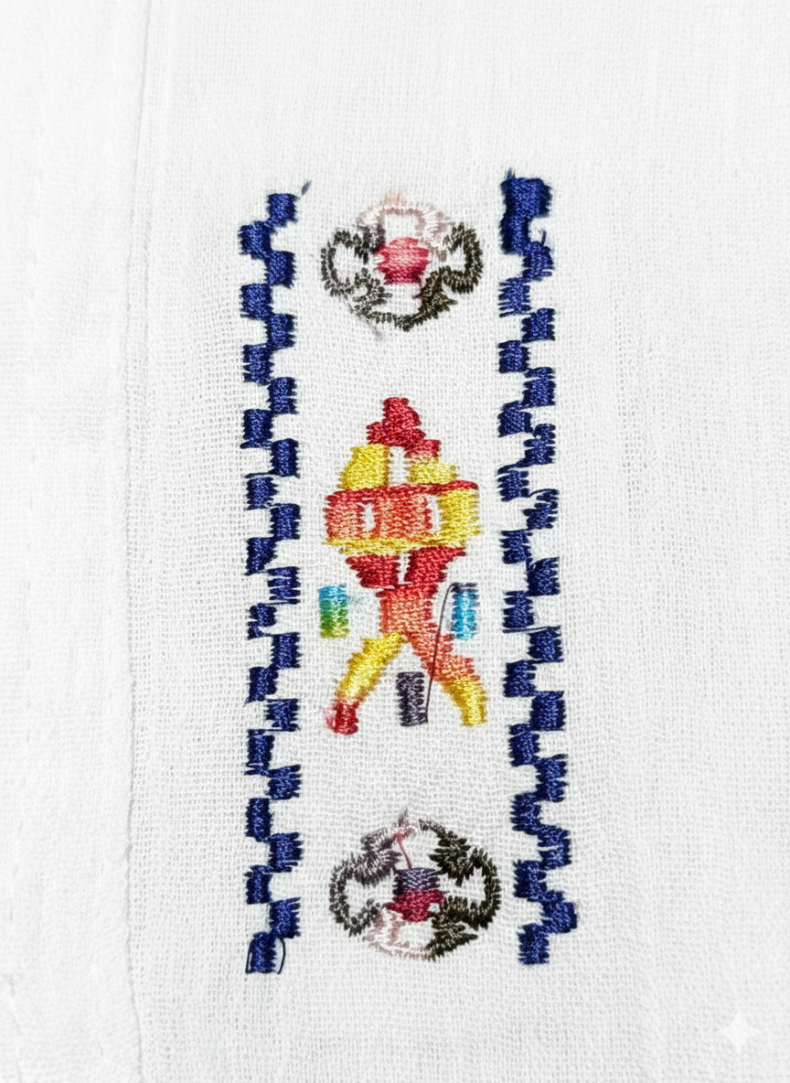 La prenda ideal para el verano, combinando frescura y estilo minimalista para el guardarropa infantil. Este conjunto de dos piezas está confeccionado en un tejido ligero y altamente transpirable (tipo lino o algodón crudo), garantizando la comodidad en días cálidos. La camisa tipo túnica presenta un cuello mao, manga corta y un escote ajustable con cordones rústicos. El pantalón, de corte relajado, complementa el look con una cintura cómoda y ajuste casual. Es la base perfecta para cualquier ocasión de verano, desde paseos por la playa hasta eventos formales de día. Ideal para: Bodas de día, vacaciones, eventos de verano y fotografía.