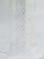 Frescura y estilo para días soleados. Esta camisa blanca con cuello mao y detalles bordados es tu aliada perfecta para eventos de día o una escapada a la playa