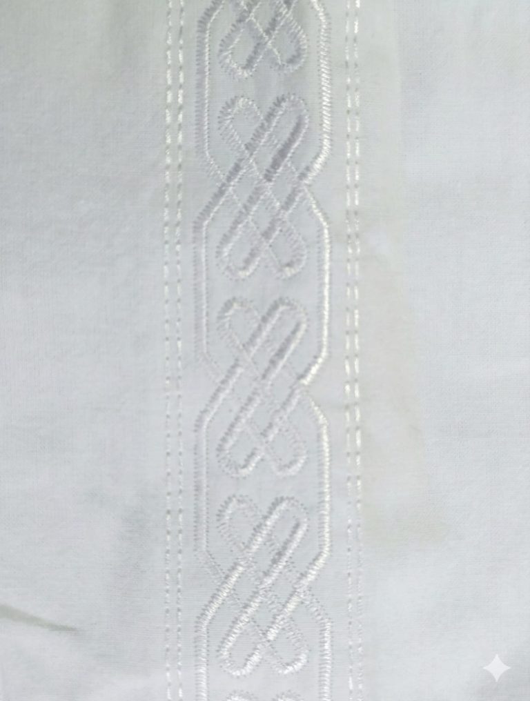 Frescura y estilo para días soleados. Esta camisa blanca con cuello mao y detalles bordados es tu aliada perfecta para eventos de día o una escapada a la playa