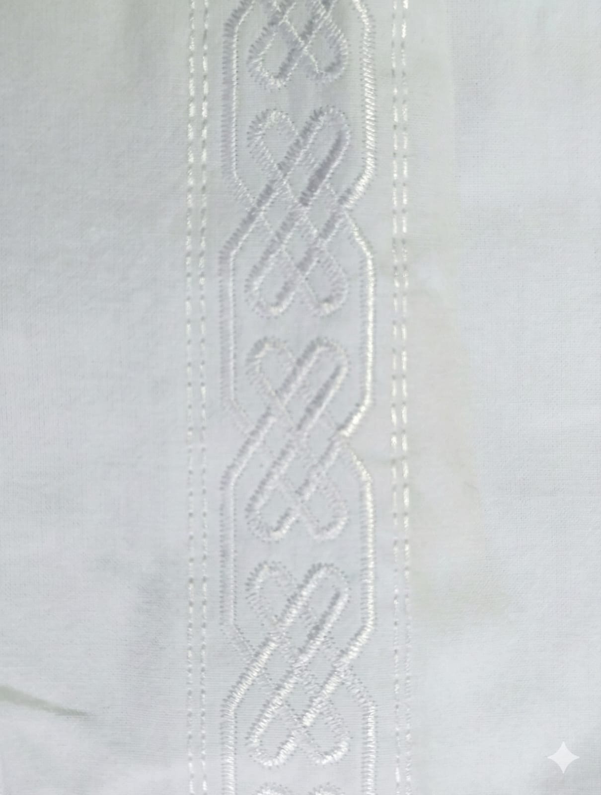 Frescura y estilo para días soleados. Esta camisa blanca con cuello mao y detalles bordados es tu aliada perfecta para eventos de día o una escapada a la playa