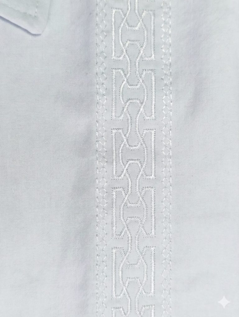 Eleva tu estilo veraniego con nuestra exclusiva guayabera de manga corta en blanco puro. Diseñada para el hombre moderno que busca frescura sin sacrificar la elegancia, esta prenda cuenta con exquisitos bordados verticales con patrones geométricos que resaltan su confección detallada. Sus bolsillos frontales y su corte relajado la convierten en la elección perfecta para bodas en la playa, eventos al atardecer o una escapada paradisíaca. Siente la brisa y luce impecable.