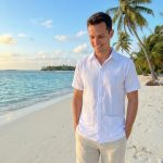 Eleva tu estilo veraniego con nuestra exclusiva guayabera de manga corta en blanco puro. Diseñada para el hombre moderno que busca frescura sin sacrificar la elegancia, esta prenda cuenta con exquisitos bordados verticales con patrones geométricos que resaltan su confección detallada. Sus bolsillos frontales y su corte relajado la convierten en la elección perfecta para bodas en la playa, eventos al atardecer o una escapada paradisíaca. Siente la brisa y luce impecable.