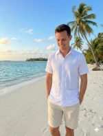 Eleva tu estilo veraniego con nuestra exclusiva guayabera de manga corta en blanco puro. Diseñada para el hombre moderno que busca frescura sin sacrificar la elegancia, esta prenda cuenta con exquisitos bordados verticales con patrones geométricos que resaltan su confección detallada. Sus bolsillos frontales y su corte relajado la convierten en la elección perfecta para bodas en la playa, eventos al atardecer o una escapada paradisíaca. Siente la brisa y luce impecable.