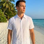 Eleva tu estilo veraniego con nuestra exclusiva guayabera de manga corta en blanco puro. Diseñada para el hombre moderno que busca frescura sin sacrificar la elegancia, esta prenda cuenta con exquisitos bordados verticales con patrones geométricos que resaltan su confección detallada. Sus bolsillos frontales y su corte relajado la convierten en la elección perfecta para bodas en la playa, eventos al atardecer o una escapada paradisíaca. Siente la brisa y luce impecable.