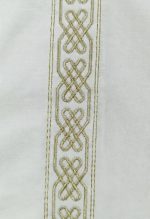 Eleva tu estilo este verano con nuestra exclusiva camisa de estilo guayabera, diseñada para el hombre que busca elegancia sin sacrificar la frescura. Confeccionada en un tejido ligero y transpirable, esta prenda es la protagonista perfecta para bodas en la playa, eventos al aire libre o una cena especial frente al mar.