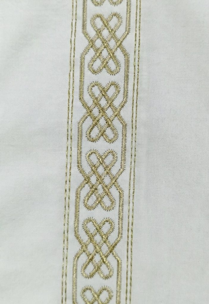 Eleva tu estilo este verano con nuestra exclusiva camisa de estilo guayabera, diseñada para el hombre que busca elegancia sin sacrificar la frescura. Confeccionada en un tejido ligero y transpirable, esta prenda es la protagonista perfecta para bodas en la playa, eventos al aire libre o una cena especial frente al mar.