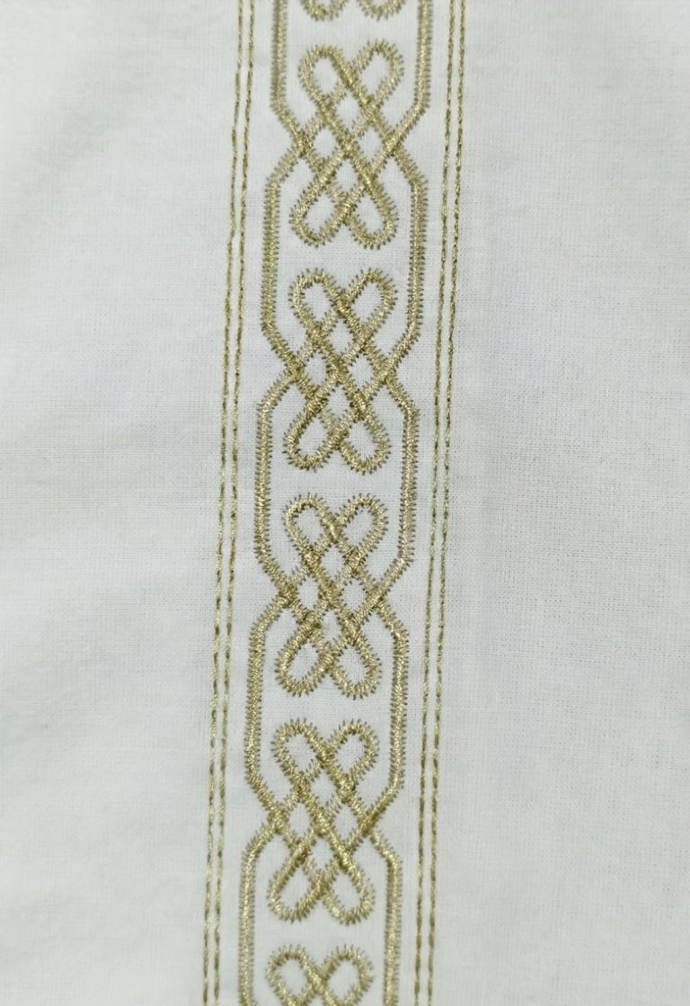 Eleva tu estilo este verano con nuestra exclusiva camisa de estilo guayabera, diseñada para el hombre que busca elegancia sin sacrificar la frescura. Confeccionada en un tejido ligero y transpirable, esta prenda es la protagonista perfecta para bodas en la playa, eventos al aire libre o una cena especial frente al mar.