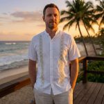 Eleva tu estilo este verano con nuestra exclusiva camisa de estilo guayabera, diseñada para el hombre que busca elegancia sin sacrificar la frescura. Confeccionada en un tejido ligero y transpirable, esta prenda es la protagonista perfecta para bodas en la playa, eventos al aire libre o una cena especial frente al mar.