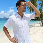 Descubre el equilibrio perfecto entre tradición y modernidad. Esta guayabera blanca destaca por sus impecables bordados verticales con patrones geométricos, que añaden una textura rica y un carácter distintivo a la prenda. ​Diseñada pensando en el clima cálido, su corte permite la circulación del aire, manteniéndote fresco durante bodas en la playa, cenas al atardecer o eventos corporativos al aire libre. Cuenta con dos bolsillos funcionales en la parte inferior que refuerzan su estilo utilitario y clásico. ​Estilo: Formal de playa / Casual elegante. ​Detalles: Botones nacarados y cuello estructurado. ​Ideal para: Bodas, bautizos y vacaciones de lujo.