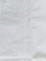 Descubre el equilibrio perfecto entre tradición y modernidad. Esta guayabera blanca destaca por sus impecables bordados verticales con patrones geométricos, que añaden una textura rica y un carácter distintivo a la prenda. ​Diseñada pensando en el clima cálido, su corte permite la circulación del aire, manteniéndote fresco durante bodas en la playa, cenas al atardecer o eventos corporativos al aire libre. Cuenta con dos bolsillos funcionales en la parte inferior que refuerzan su estilo utilitario y clásico. ​Estilo: Formal de playa / Casual elegante. ​Detalles: Botones nacarados y cuello estructurado. ​Ideal para: Bodas, bautizos y vacaciones de lujo.