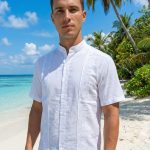 Eleva tu estilo este verano con nuestra exclusiva guayabera blanca, una prenda donde la tradición se encuentra con la sofisticación moderna. Diseñada pensando en el hombre que no sacrifica la comodidad por la elegancia, esta camisa es el complemento perfecto para una boda en la playa, una cena al atardecer o un paseo por el malecón.