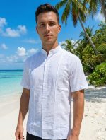 Eleva tu estilo este verano con nuestra exclusiva guayabera blanca, una prenda donde la tradición se encuentra con la sofisticación moderna. Diseñada pensando en el hombre que no sacrifica la comodidad por la elegancia, esta camisa es el complemento perfecto para una boda en la playa, una cena al atardecer o un paseo por el malecón.