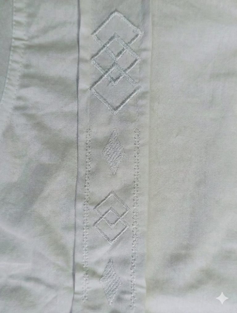 Eleva tu estilo este verano con nuestra exclusiva guayabera blanca, una prenda donde la tradición se encuentra con la sofisticación moderna. Diseñada pensando en el hombre que no sacrifica la comodidad por la elegancia, esta camisa es el complemento perfecto para una boda en la playa, una cena al atardecer o un paseo por el malecón.