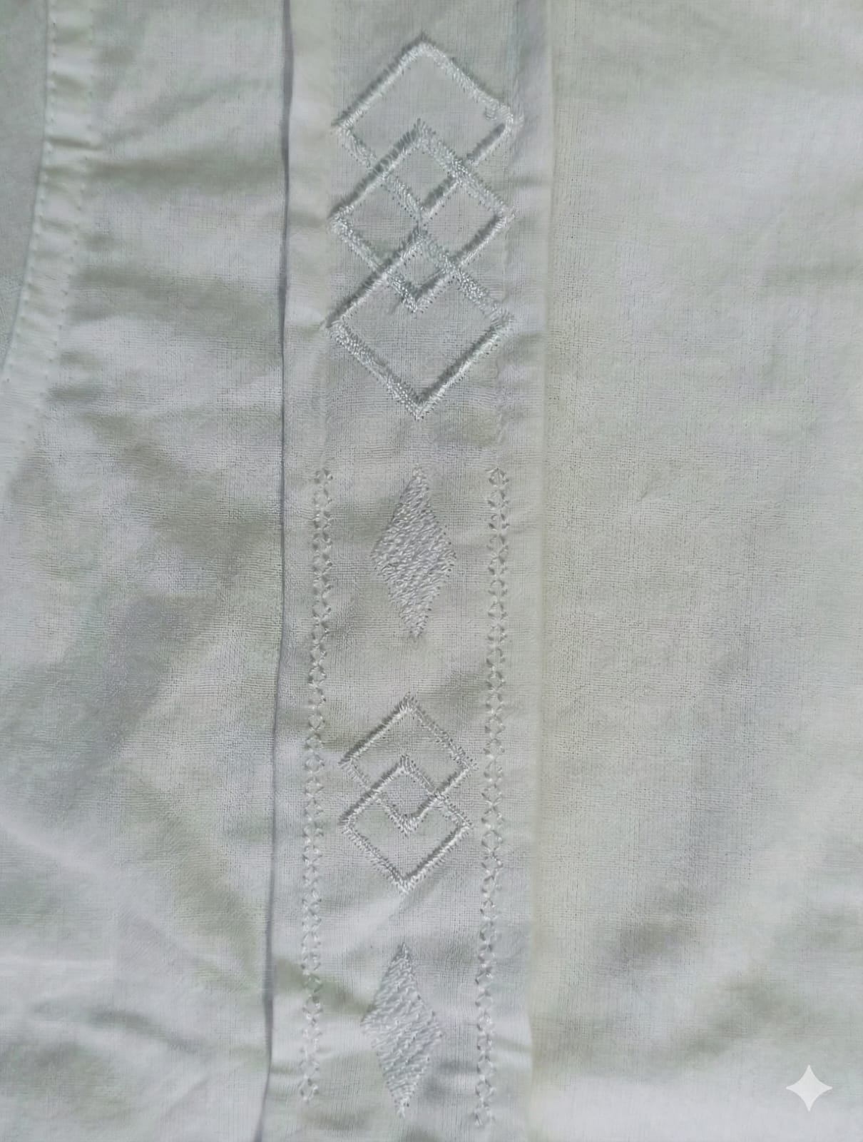 Eleva tu estilo este verano con nuestra exclusiva guayabera blanca, una prenda donde la tradición se encuentra con la sofisticación moderna. Diseñada pensando en el hombre que no sacrifica la comodidad por la elegancia, esta camisa es el complemento perfecto para una boda en la playa, una cena al atardecer o un paseo por el malecón.