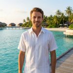 Eleva tu estilo este verano con nuestra exclusiva guayabera blanca, una prenda donde la tradición se encuentra con la sofisticación moderna. Diseñada pensando en el hombre que no sacrifica la comodidad por la elegancia, esta camisa es el complemento perfecto para una boda en la playa, una cena al atardecer o un paseo por el malecón.