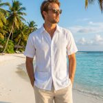 Elegancia caribeña atemporal. Esta guayabera combina la tradición con la máxima frescura. Confeccionada en un tejido ligero y transpirable, presenta los clásicos bordados verticales y alforzas que definen su estilo, junto con dos bolsillos funcionales en la parte inferior. La prenda perfecta para bodas en la playa, cenas al atardecer o para elevar tu estilo vacacional.