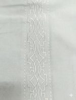 Elegancia caribeña atemporal. Esta guayabera combina la tradición con la máxima frescura. Confeccionada en un tejido ligero y transpirable, presenta los clásicos bordados verticales y alforzas que definen su estilo, junto con dos bolsillos funcionales en la parte inferior. La prenda perfecta para bodas en la playa, cenas al atardecer o para elevar tu estilo vacacional.