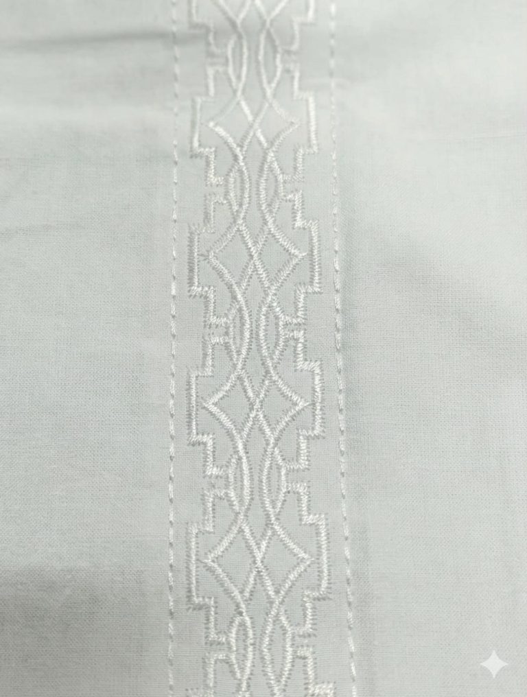 Elegancia caribeña atemporal. Esta guayabera combina la tradición con la máxima frescura. Confeccionada en un tejido ligero y transpirable, presenta los clásicos bordados verticales y alforzas que definen su estilo, junto con dos bolsillos funcionales en la parte inferior. La prenda perfecta para bodas en la playa, cenas al atardecer o para elevar tu estilo vacacional.