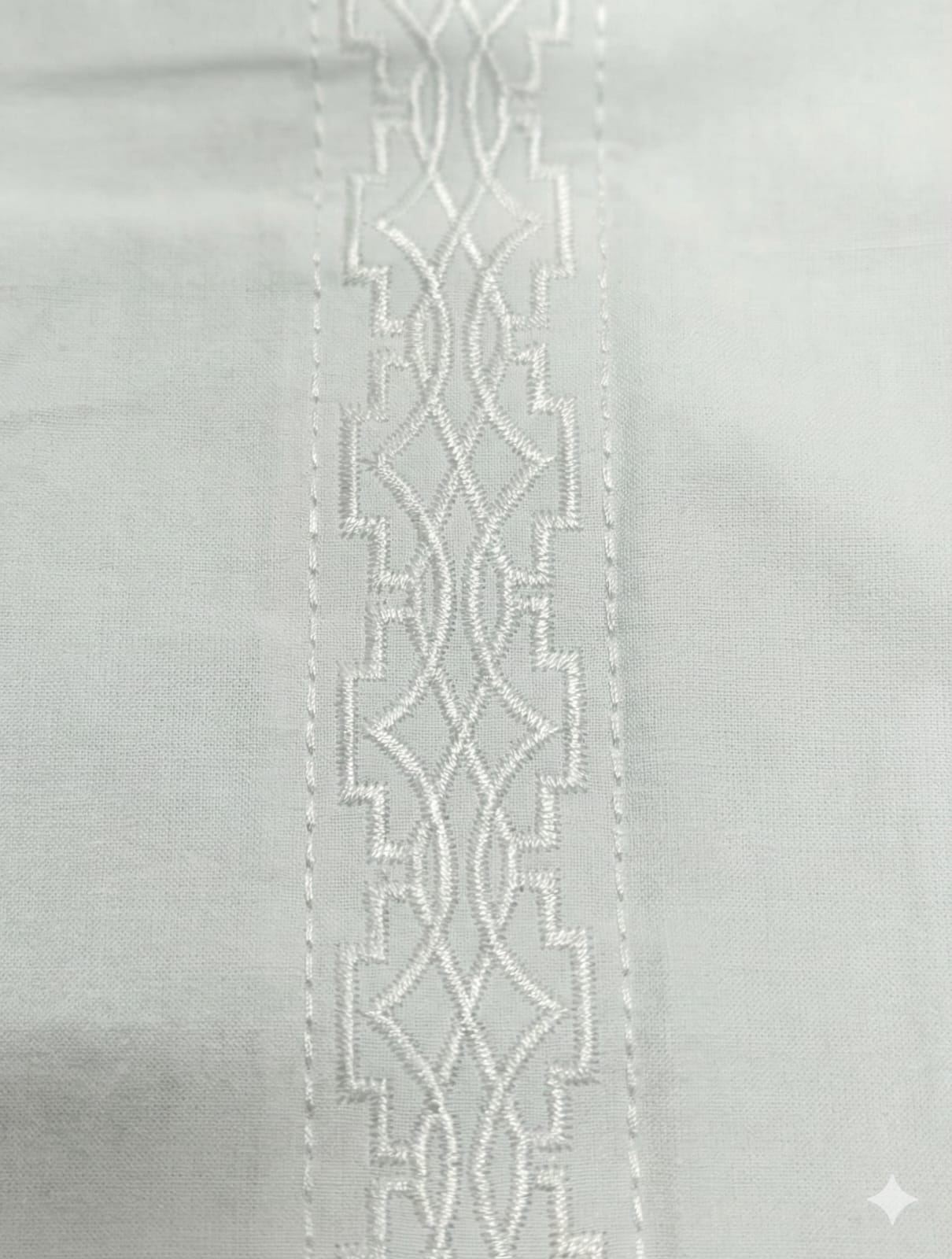 Elegancia caribeña atemporal. Esta guayabera combina la tradición con la máxima frescura. Confeccionada en un tejido ligero y transpirable, presenta los clásicos bordados verticales y alforzas que definen su estilo, junto con dos bolsillos funcionales en la parte inferior. La prenda perfecta para bodas en la playa, cenas al atardecer o para elevar tu estilo vacacional.