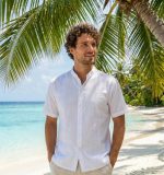 Elegancia caribeña atemporal. Esta guayabera combina la tradición con la máxima frescura. Confeccionada en un tejido ligero y transpirable, presenta los clásicos bordados verticales y alforzas que definen su estilo, junto con dos bolsillos funcionales en la parte inferior. La prenda perfecta para bodas en la playa, cenas al atardecer o para elevar tu estilo vacacional.